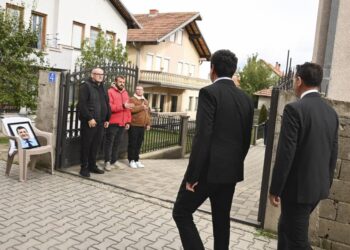 Kryeministri Kurti ngushëllon familjen e zyrtarit policor Shemë Mustafa në Mitrovicë