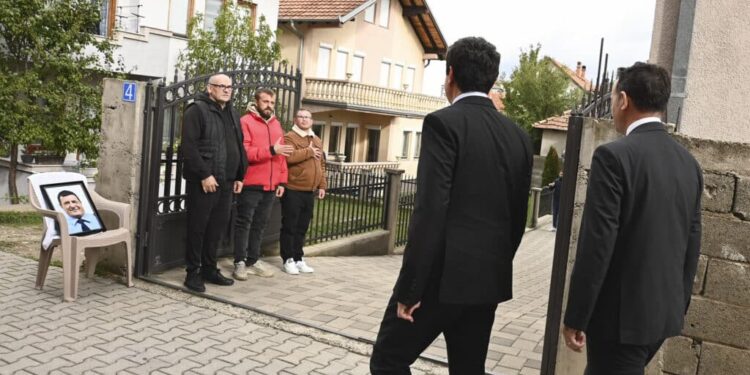 Kryeministri Kurti ngushëllon familjen e zyrtarit policor Shemë Mustafa në Mitrovicë
