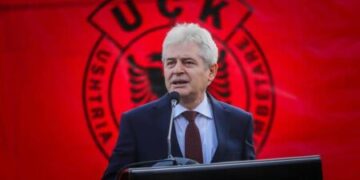 Ali Ahmeti anulon aktivitetet zgjedhore për t’u bashkuar me protestën për UÇk’në Tiranë
