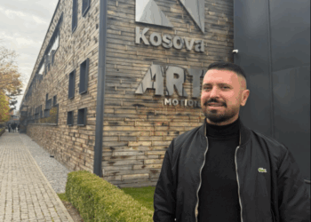 Këngetari Labinot Rexha organizon protestë për të qenë pjesë e Big Brother VIP Kosova