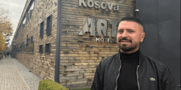 Këngetari Labinot Rexha organizon protestë për të qenë pjesë e Big Brother VIP Kosova
