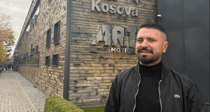 Këngetari Labinot Rexha organizon protestë për të qenë pjesë e Big Brother VIP Kosova