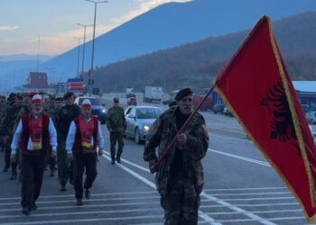 Kolona e veteranëve dhe qytetarëve nga Kosova nisen drejt Tiranës për protestën “Liri për Çlirimtarët”