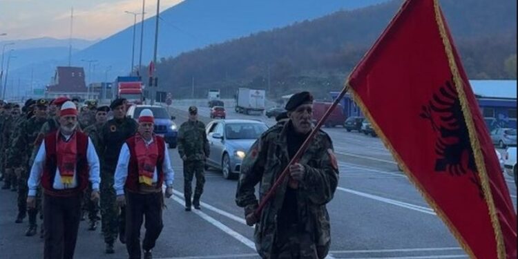 Kolona e veteranëve dhe qytetarëve nga Kosova nisen drejt Tiranës për protestën “Liri për Çlirimtarët”