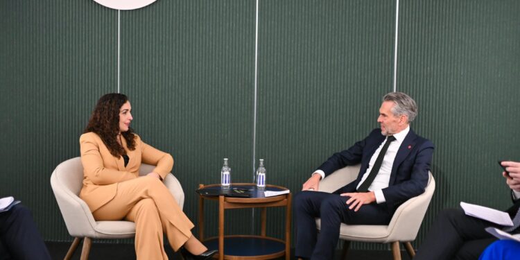 Presidentja Osmani takon kryeministrin e Holandës në Kopenhagë: Diskutim për sigurinë, partneritetin dhe mbështetjen ndaj Kosovës