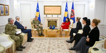 Osmani pret komandantin e ri të KFOR-it: Koordinim i ngushtë për sigurinë dhe paqen në Kosovë