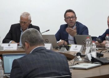 Anëtarët e VV-së në KQZ frikësohen nga OJQ-të që i regjistroi ministria e Sveçlës, s’e lejojnë akreditimin e vëzhguesve të tyre