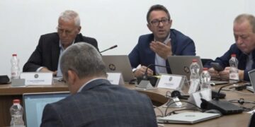 Anëtarët e VV-së në KQZ frikësohen nga OJQ-të që i regjistroi ministria e Sveçlës, s’e lejojnë akreditimin e vëzhguesve të tyre