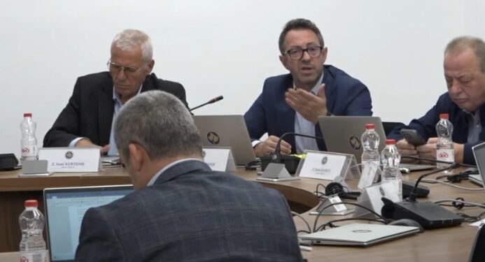 Anëtarët e VV-së në KQZ frikësohen nga OJQ-të që i regjistroi ministria e Sveçlës, s’e lejojnë akreditimin e vëzhguesve të tyre