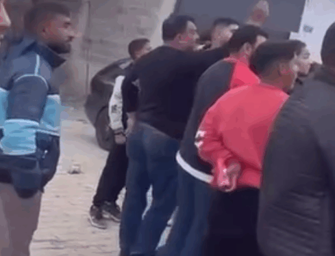 Ekskluzive Qendra.Info: Ish-deputeti Danush Ademi shihet duke fyer pas sulmit në Ferizaj