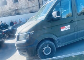 Aksident i lehtë trafiku mes një furgoni të KFOR-it dhe një qytetari në Prishtinë