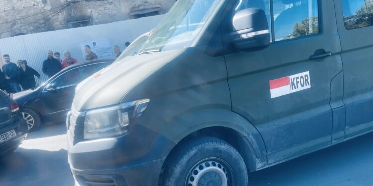 Aksident i lehtë trafiku mes një furgoni të KFOR-it dhe një qytetari në Prishtinë
