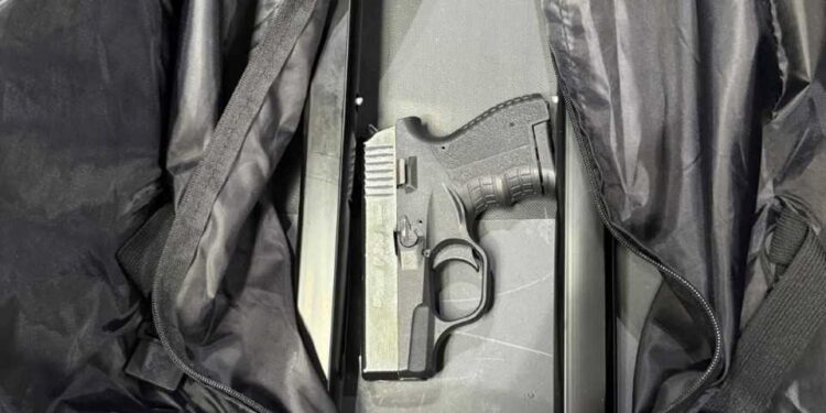 Arrestohet në Aeroportin e Prishtinës një pasagjere me armë zjarri në bagazh