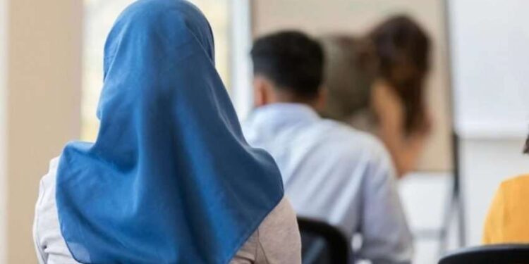 Gjykata Supreme refuzon padinë për mbulesën islame në shkolla — konfirmon kompetencën e MASHTI-it për rregullat e uniformës