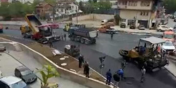 [VIDEO] Vazhdimi i rrugës “B” po merr formë – sot vendoset shtresa e fundit e asfaltit