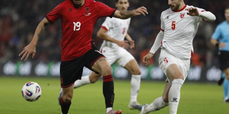 Spektakël kuqezi në “Air Albania”: Shqipëria përmbys Jordaninë 4-2, Broja dhe Hoxha shkëlqejnë – Hysaj vendos rekord historik