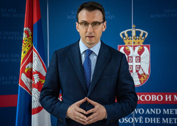 Petkoviq reagon pas largimit të instalacionit cirilik me motive të flamurit serb nga Mitrovica e Veriut