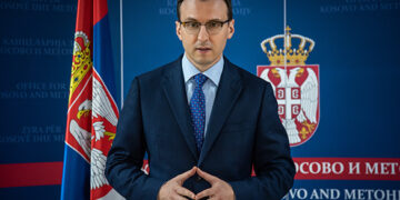 Petkoviq reagon pas largimit të instalacionit cirilik me motive të flamurit serb nga Mitrovica e Veriut