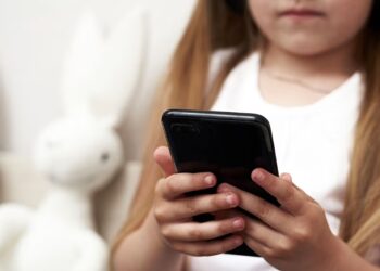 Studim: Koha e tepërt para ekranit ul rezultatet në lexim dhe matematikë te fëmijët