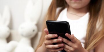 Studim: Koha e tepërt para ekranit ul rezultatet në lexim dhe matematikë te fëmijët