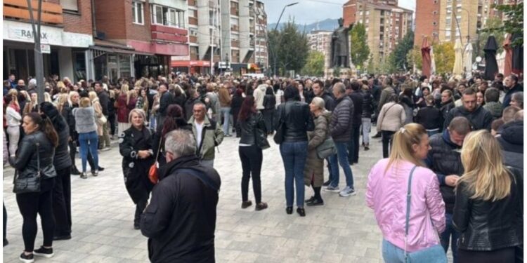 Lista Serbe demonstron ndikimin në Veri: Ftesë për tubim në sheshin “Car Llazari”, serbët drejtohen masivisht drejt kutive të votimit