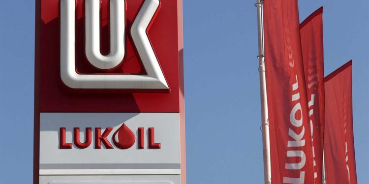 Trump godet naftën ruse në Evropë: Sanksionet e reja “katastrofike” për Lukoil dhe Naften Ruse