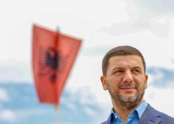 “Shqiptarët në këmbë për drejtësi!” – Memli Krasniqi thirrje për protestë gjithëkombëtare më 17 tetor në Tiranë