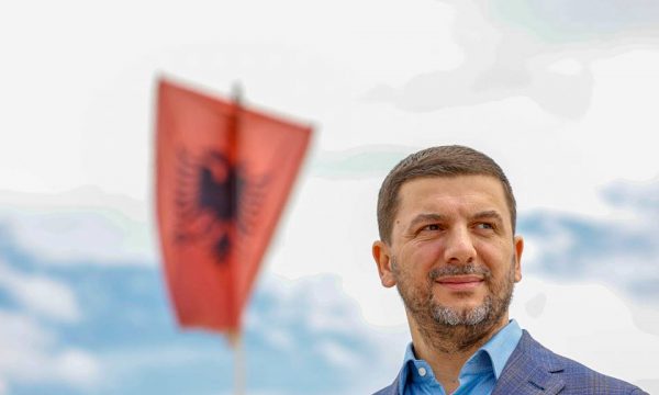 “Shqiptarët në këmbë për drejtësi!” – Memli Krasniqi thirrje për protestë gjithëkombëtare më 17 tetor në Tiranë