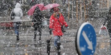 Bora rikthehet në Kosovë, reshje intensive në veri dhe lindje