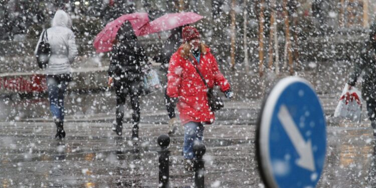 Bora rikthehet në Kosovë, reshje intensive në veri dhe lindje