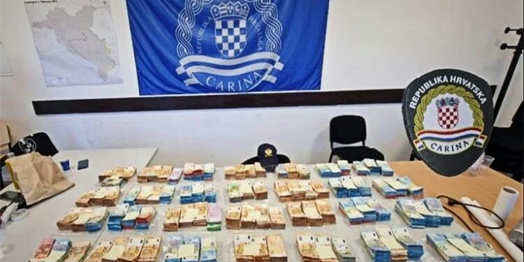 702.435 euro të padeklaruara kapen në kufirin Karasoviq, arrestohet shtetasi shqiptar