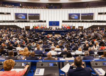 Krizë e re për von der Leyen: Parlamenti Evropian kërcënon të rrëzojë propozimin e buxhetit të BE-së