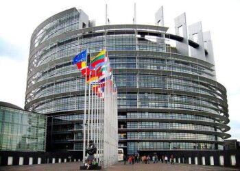 Parlamenti Evropian ‘godet’ Serbinë, miraton rezolutë të ashpër