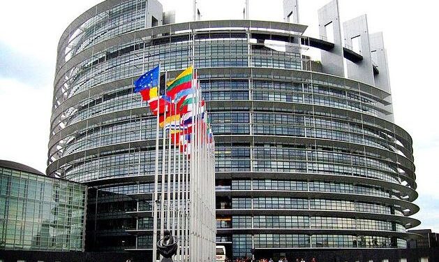 Parlamenti Evropian ‘godet’ Serbinë, miraton rezolutë të ashpër