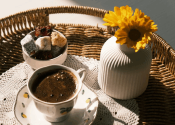 Përfitimet e Çajrave Bimorë: Bimët që Ndihmojnë për Gjumë më të Mirë dhe Reduktim të Stresit