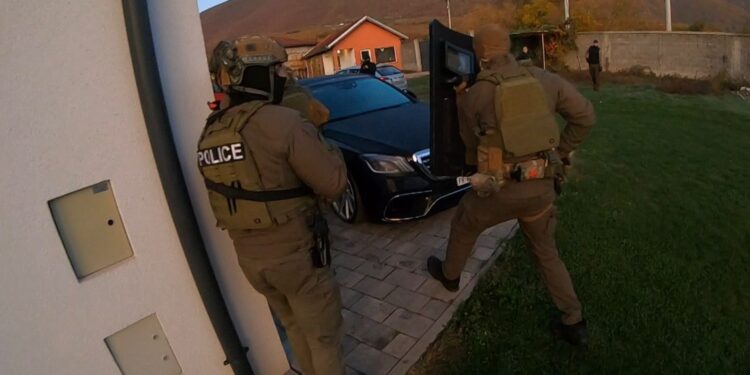 Aksion në Pejë: Arrestohen tre persona për kultivim dhe shitje të narkotikëve – zbulohet lidhja me rastin “Vera 2024”