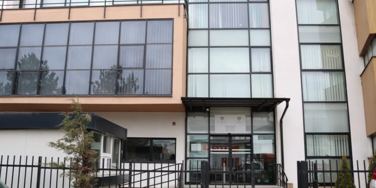 Krim tronditës në Ferizaj: Prokuroria kërkon paraburgim për dhunimin e së miturës 14-vjeçare