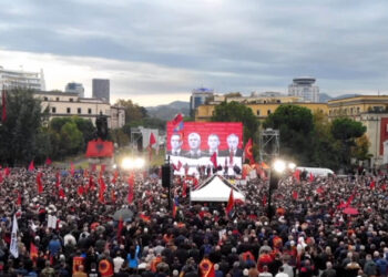 “Unë jam UÇK” – Mijëra shqiptarë protestojnë në Tiranë për ish-krerët e UÇK-së