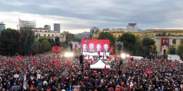 “Unë jam UÇK” – Mijëra shqiptarë protestojnë në Tiranë për ish-krerët e UÇK-së