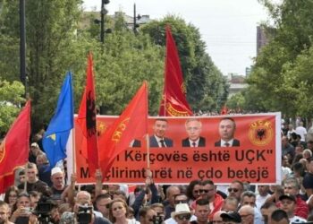 ‘Bashkohuni shqiptarë’: OVL-UÇK fton qytetarët në protestë kundër Speciales në Tiranë