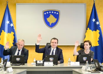 Qeveria në detyrë ndan 100 euro për çdo student, pak para zgjedhjeve