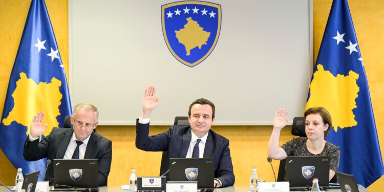 Qeveria në detyrë ndan 100 euro për çdo student, pak para zgjedhjeve