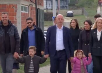 Ramiz Lladrovci voton në vendlindje dhe fton qytetarët të ushtrojnë të drejtën e votës