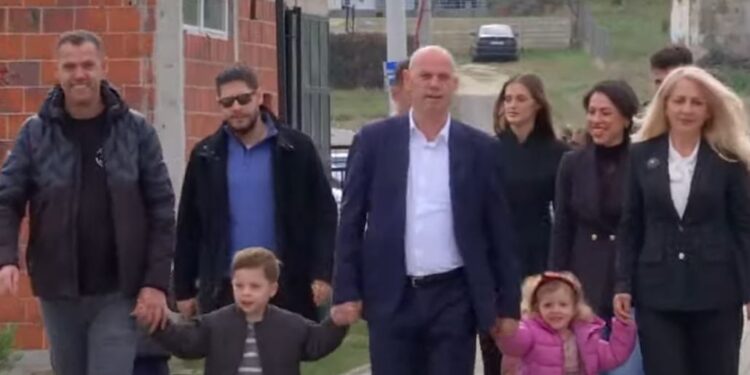 Ramiz Lladrovci voton në vendlindje dhe fton qytetarët të ushtrojnë të drejtën e votës