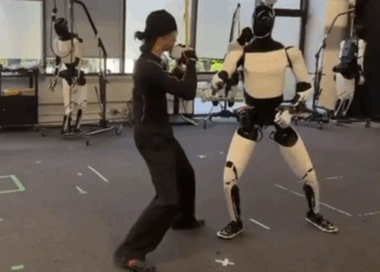 Roboti humanoid “Optimus” i Teslës demonstron lëvizje Kung Fu – tregon shpejtësi, ekuilibër dhe inteligjencë artificiale të avancuar
