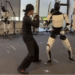 Roboti humanoid “Optimus” i Teslës demonstron lëvizje Kung Fu – tregon shpejtësi, ekuilibër dhe inteligjencë artificiale të avancuar