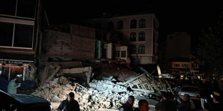 Tërmet i fuqishëm godet Turqinë, banorët dalin në rrugë
