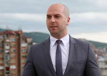 Dy zyrtarë të Listës Serbe përballen me drejtësinë për sulm ndaj gazetarëve në Leposaviq