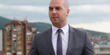 Dy zyrtarë të Listës Serbe përballen me drejtësinë për sulm ndaj gazetarëve në Leposaviq