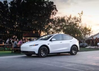 Tesla prezanton versionet më të përballueshme të Model Y dhe Model 3 për të rigjallëruar shitjet